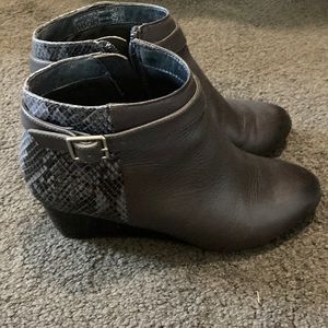 Vionic 6 gray snakeskin booties